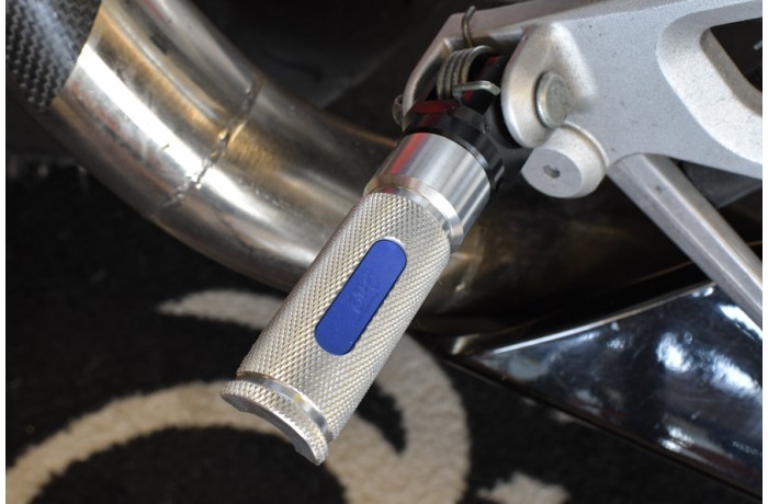Repose-pieds bleu 77mm pour optimiser le confort passager Ducati