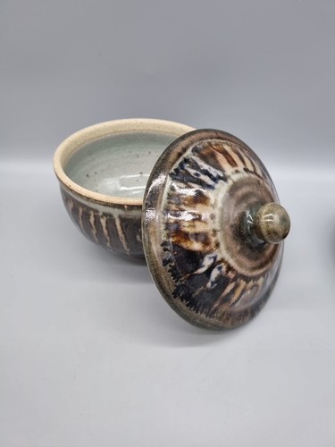 A Studio Pottery Lidded Bowl And Plate, Signed 'Suz'. - Picture 9 of 16