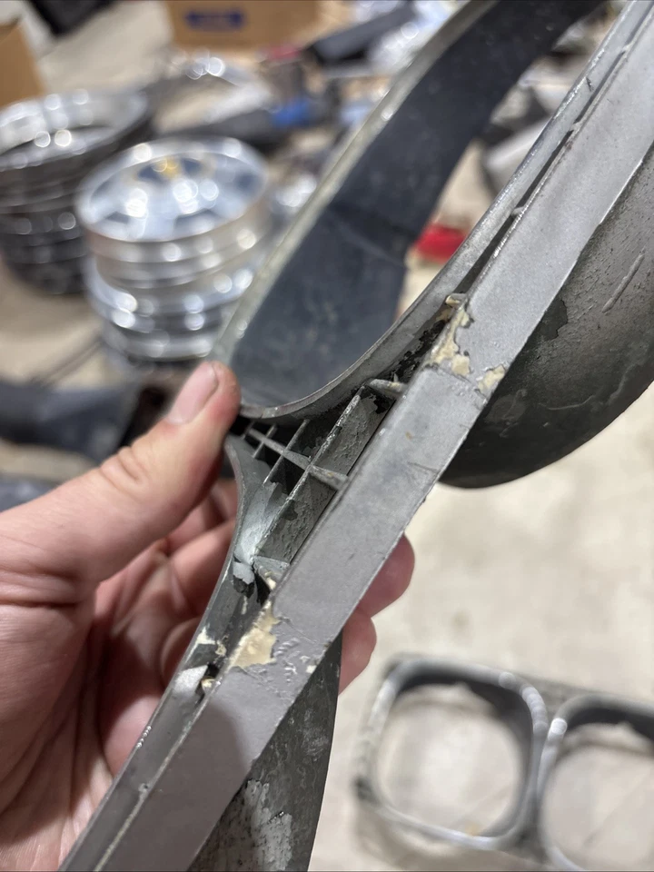 Juego de molduras de faros Oldsmobile Toronado 1970 OEM Foto 2 de 4