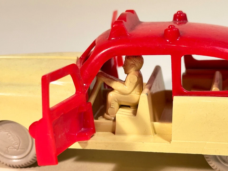 2 Vintage Renwal Cars. Convertible No. 39 and Taxi No. 91 CLEAN - Image 4 of 4