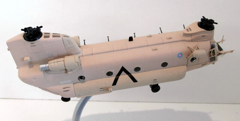 Corgi 1/72 AA34204 Boeing Vertol Chinook HC.1 RAF Gulf war 1991 - Image 3 of 4