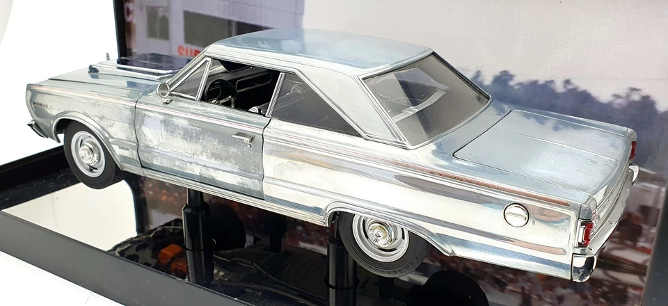 Highway 61 1/18 Scale 50058 - 1967 Plymouth Superstock Belvedere - Chrome - Image 2 of 4