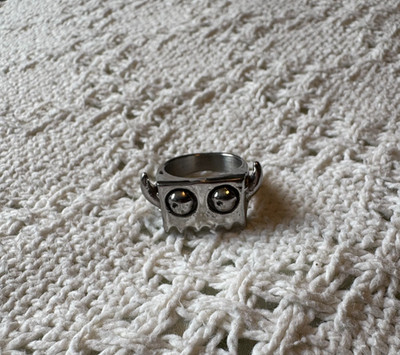 boxy ring thryfty with horns silver solid size 8 unisex streetwear
