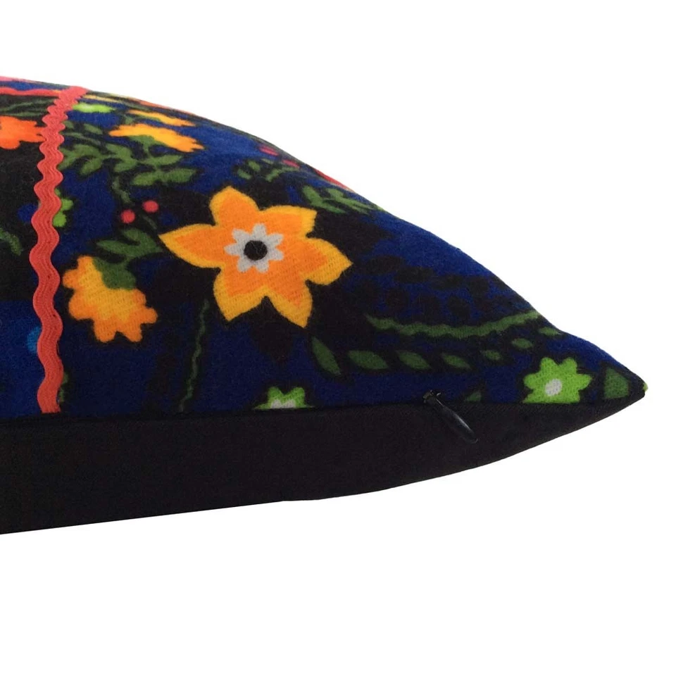 花卉法兰绒拼布蓝色/黑色 18x18 英寸装饰枕套/靠垫套 — 第 3/4 张图片