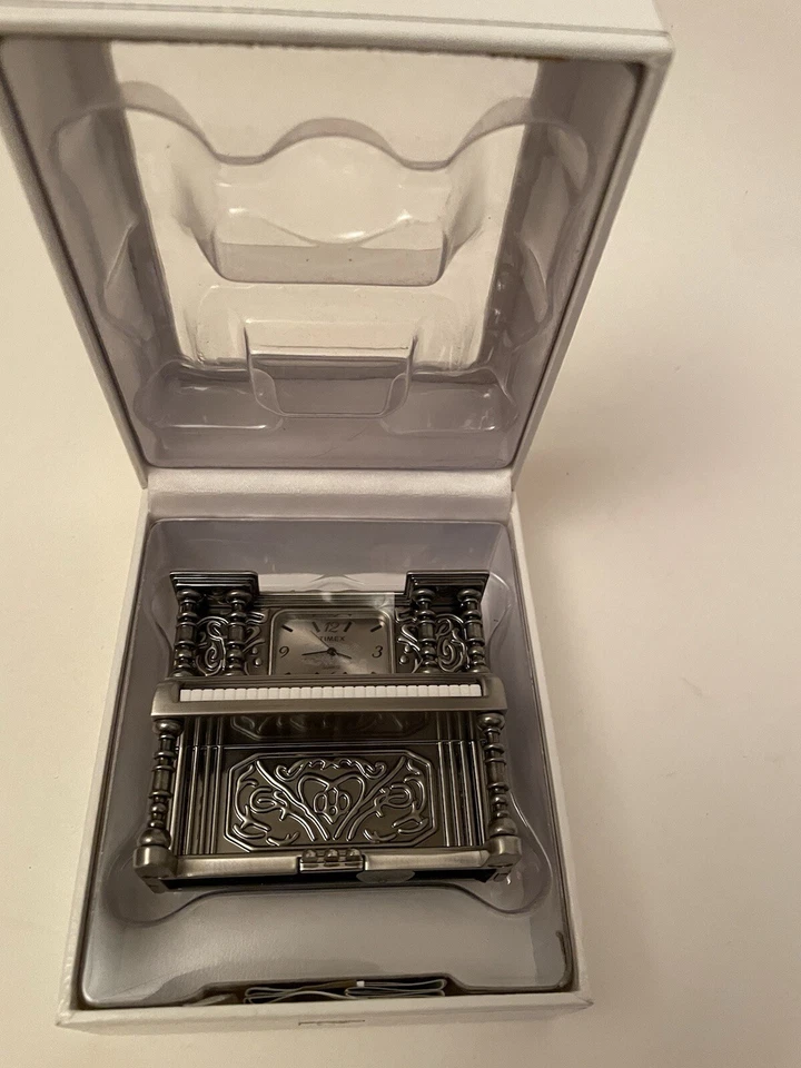 Timex Reloj Coleccionable De Colección Piano Vertical Tono Plata Mini Regalo Foto 3 de 4