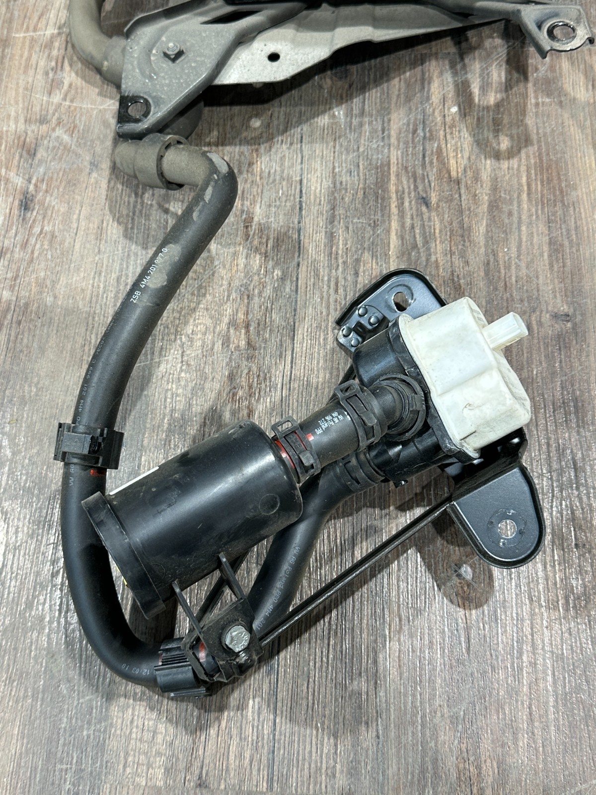 2018-2024 LAMBORGHINI URUS EVAPORATIVE EVAP CANISTER ASSEMBLY OEM 4N0 201 801 F