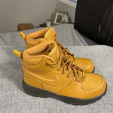 Nike Manoa Big Kids Light Weight Boots Size 6Y Wheat and Black Color