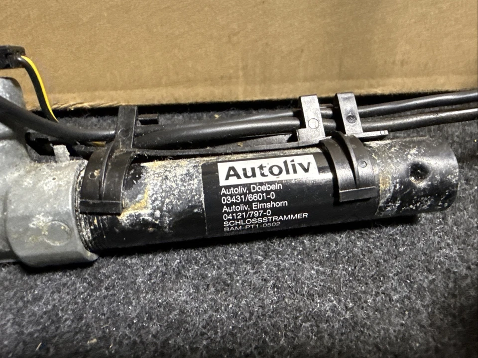 2007-2013 BMW E93 328 & 335 M3 FRONT PASSENGER BUCKLE W/ PRETENSIONER RH OEM - Image 4 of 4