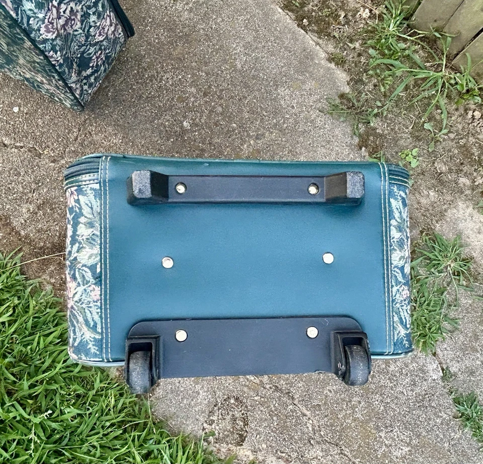 CLEARANCE SALE- Vintage American Flyer 3 Pc Floral Tapestry Design Luggage Set - Image 4 of 4