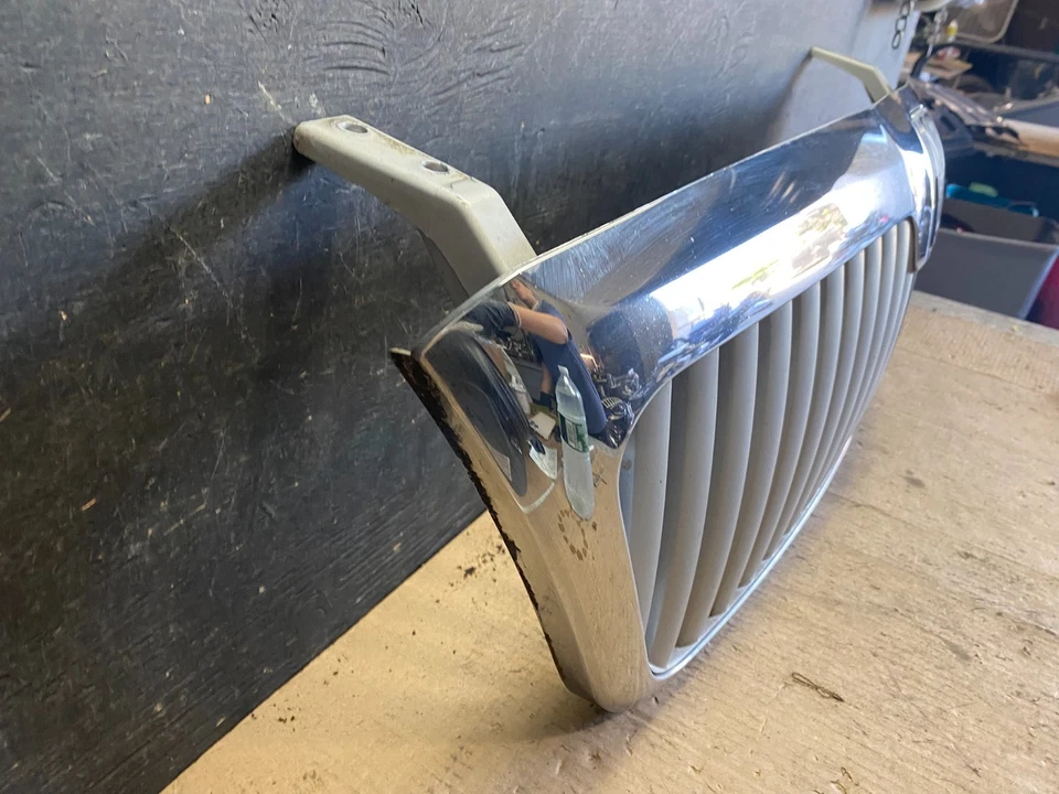 2003-2006 Lincoln Navigator Front Upper Grill Grille Q5744 DG - Image 3 of 4