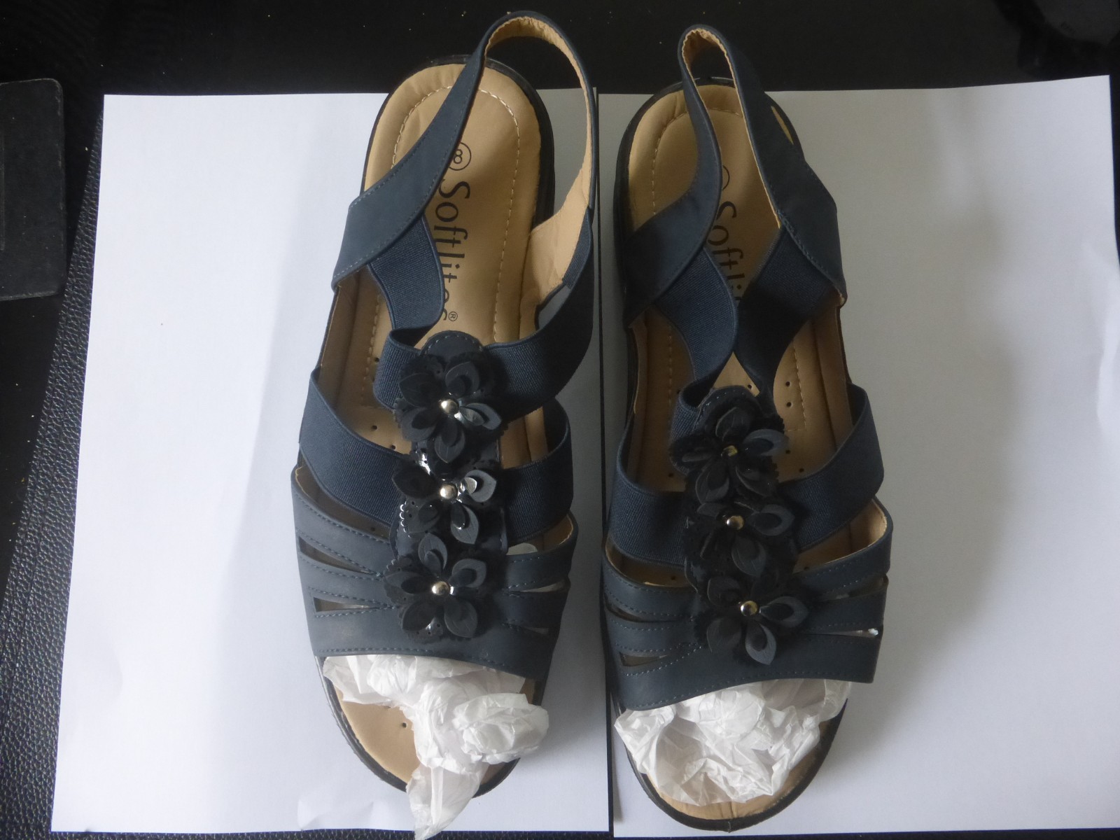 APL 2 BELLISSIME PAIA DI SANDALI SOFTLITES BLU NAVY E CREMA. ENTRAMBI NUOVI MA SENZA ETICHETTE