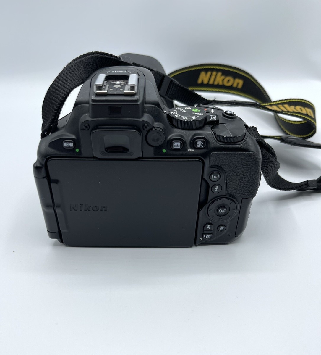 Nikon D5600 Digital SLR Camera 18-55mm - Black/ Battery /charger