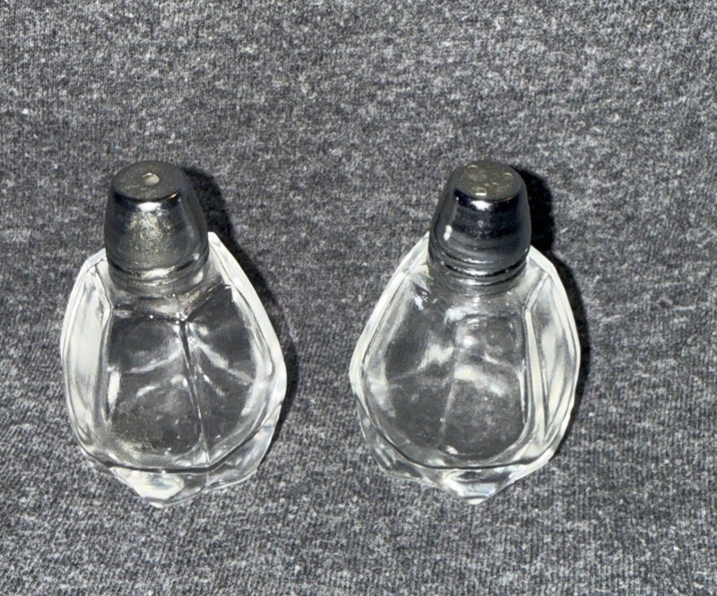 VINTAGE CLEAR GLASS SALT & PEPPER SHAKERS 6 SIDED METAL TOPS JAPAN