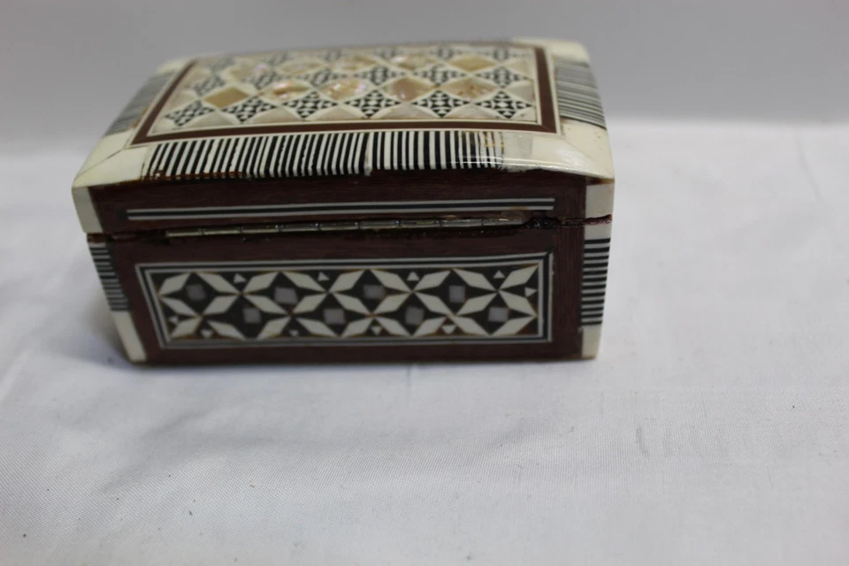 Caja de baratija vintage con incrustaciones de madera caja decorativa pequeña 3 3/4" x 2 1/2 Foto 4 de 4