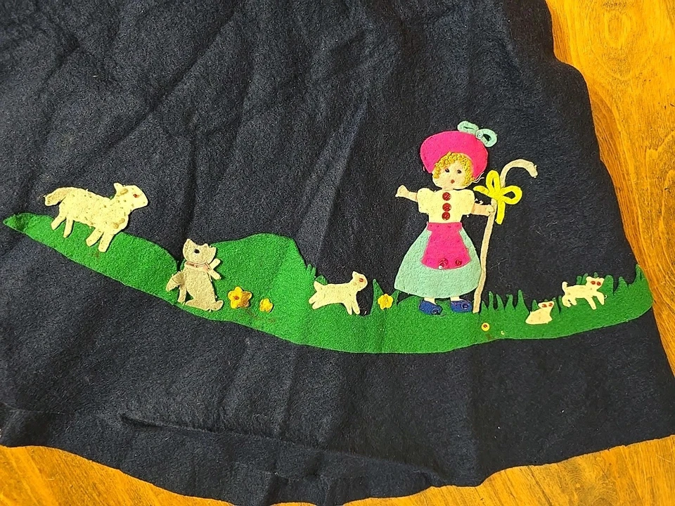 1950’S Mary & Lamb FAILLE CIRCLE SKIRT APPLIQUES + SEQUINS (18"waist)  - Image 3 of 4