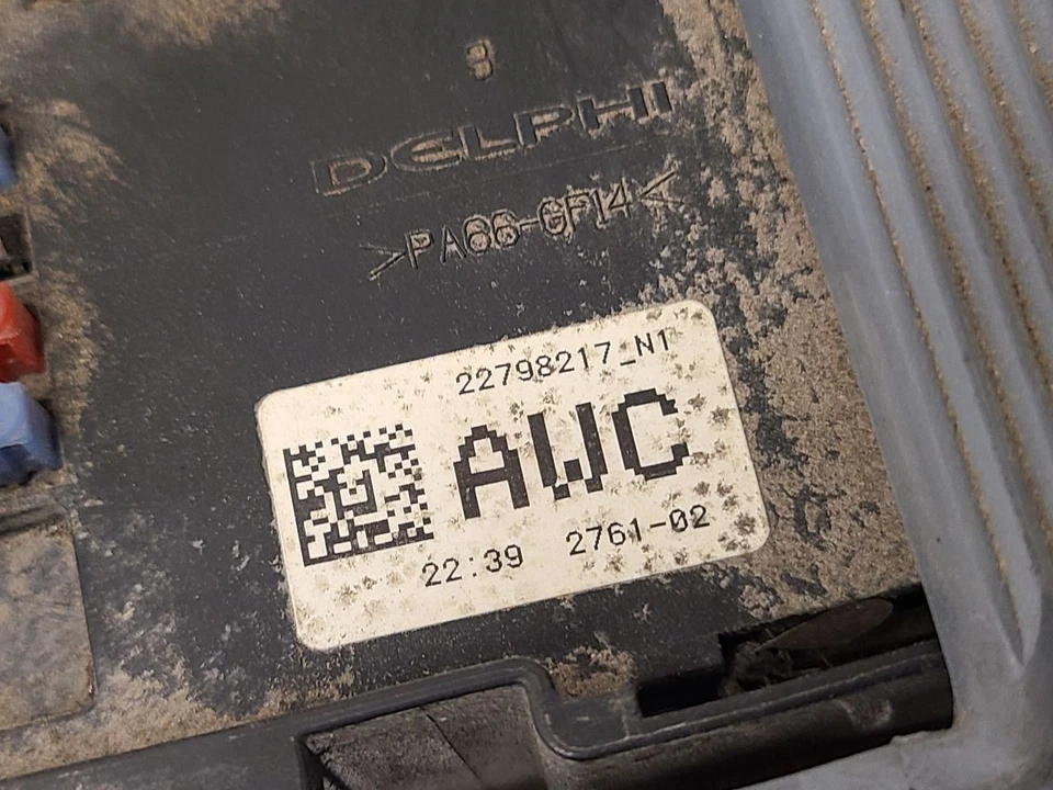 2010 2011 2012 2013 2014 CADILLAC ESCALADE  Fuse Box Engine  Foto 3 de 4