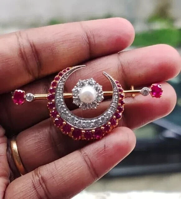 Женская лунная брошь на булавке круглой огранки с имитацией рубина покрытие желтым золотом 14 карат 2 карата - Изображение 3 из 4