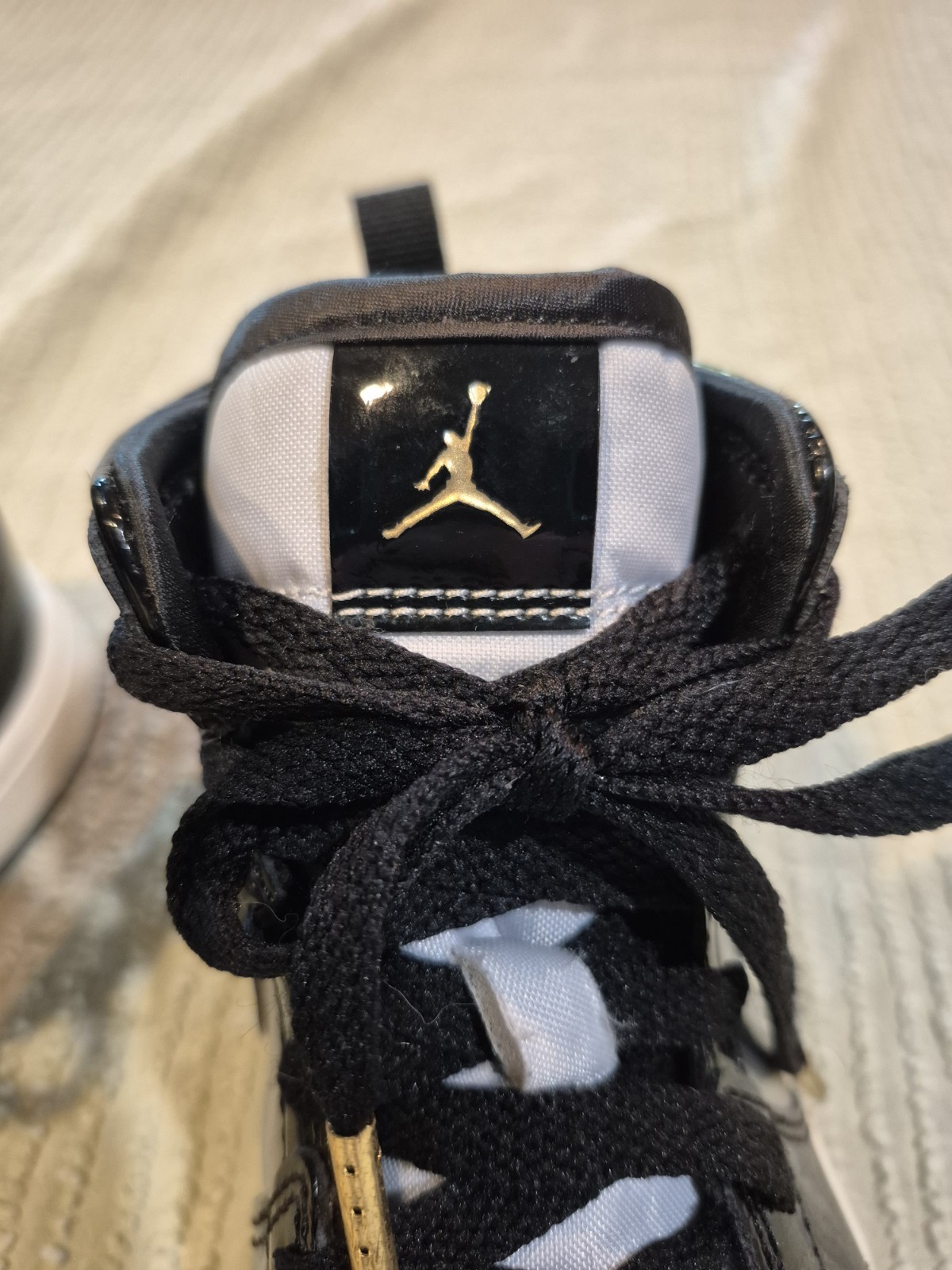 Nike Air Jordan 1 Mid SE Black Metallic Silver Gold Youth 2Y Jumpman Shoes