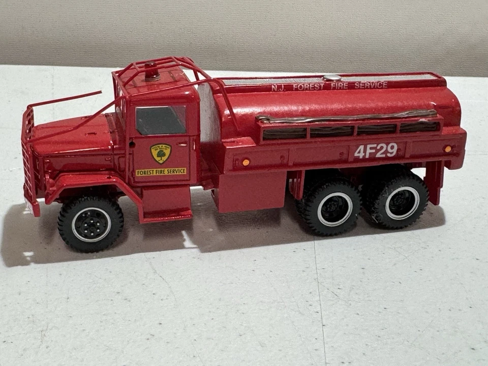 CORGI US50207 M35 2.5 TON BRUSH TRUCK NEW JERSEY FOREST FIRE SERVICE - 1:50 RED - Image 3 of 4