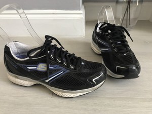 black trainers size 4.5