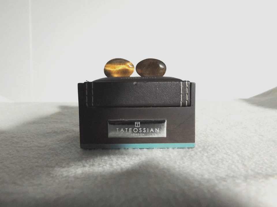 Gemelos RT London Tateossian de plata de ley .925 con ojo de tigre guijarro marrón para hombre Foto 4 de 4