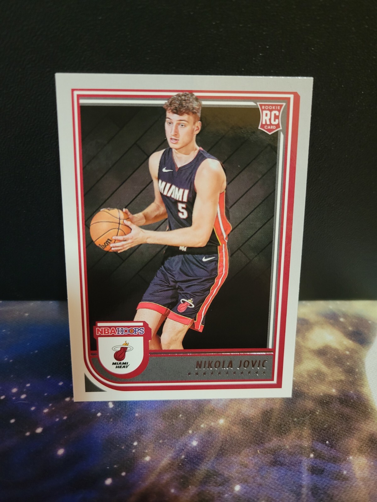 NIKOLA JOVIC 2022-23 PANINI HOOPS ROOKIE RED BACK SHORT PRINT #256 HEAT RC