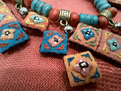 Collana Boho tribale dettagliata tessuto cucito perline legno vintage nappe pendenti - Foto 9 di 11