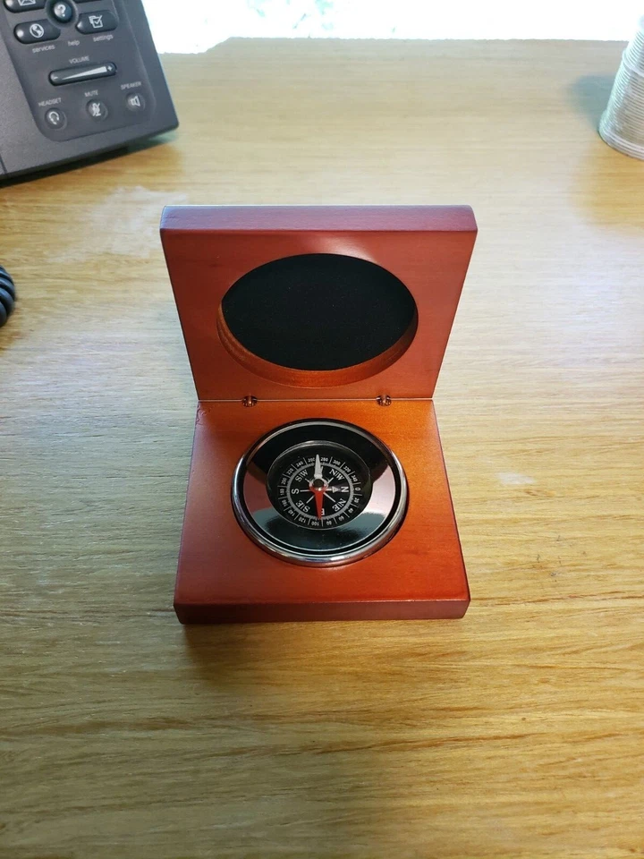 Brújula Executive CCL en caja de madera 3 1/8 x 3 1/8 dimensiones de caja. Foto 2 de 4
