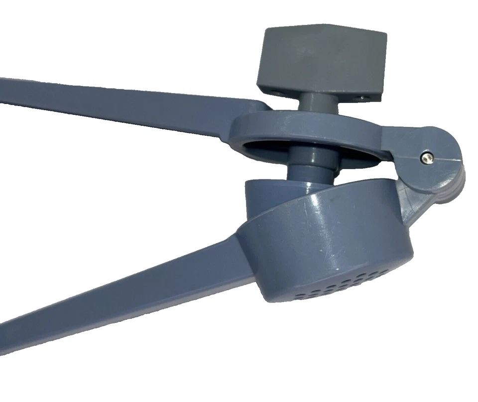 Prensa de ajo Ekco azul, plástico duro mango de tornillo gira vintage Foto 2 de 4