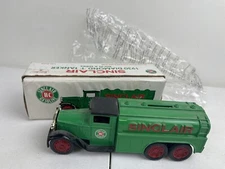 ERTL Sinclair Gasoline 1930 Diamond T Tanker Bank