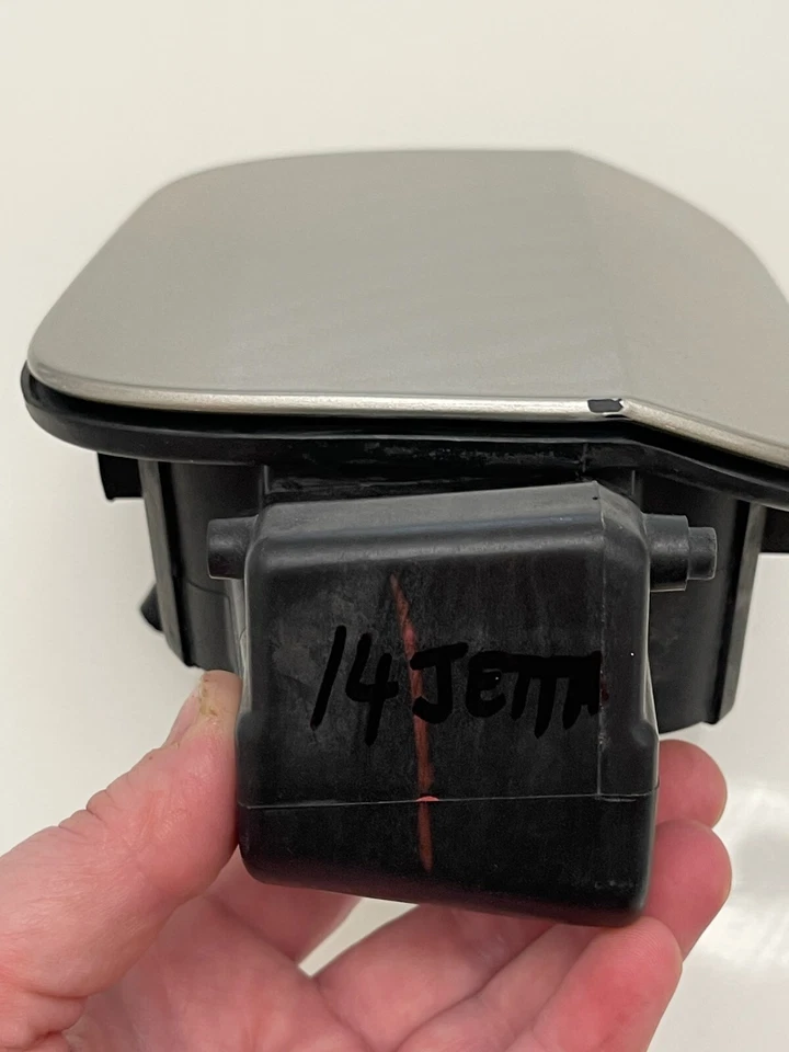 Vw Jetta 2011-2017 montaje de puerta de llenado de combustible 5C6 809 857 OEM Foto 3 de 4