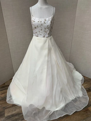 Bridal dress Givenchy wedding gown, silk embroidered leaves motif, sample dress  - Picture 23 of 24