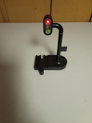 Wooden railway Train Stop & Go Traffic Light with Track Accessory VG Condition