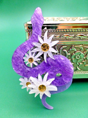 Vintage moderne BROSCHE Handarbeit Schlange mit Blume Gänseblümchen lila Acryl Bakelit