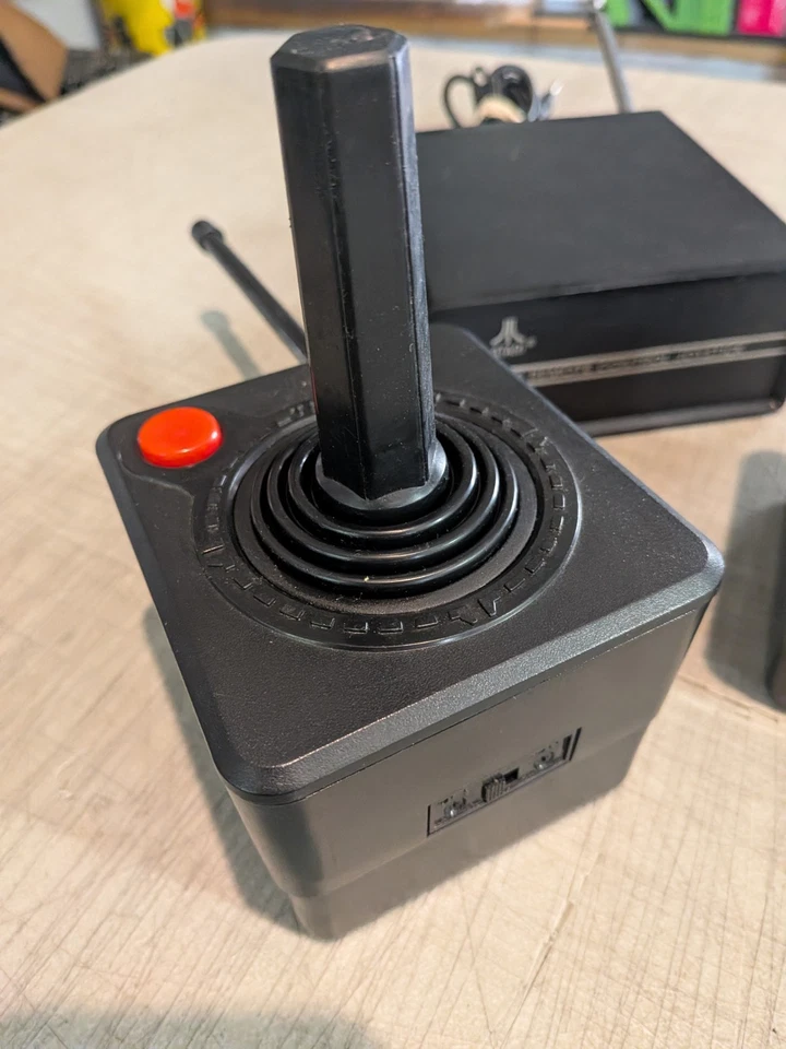 Controladores de joystick de controle remoto sem fio Atari 2600 super limpos e funcionando! - Imagem 2 de 4