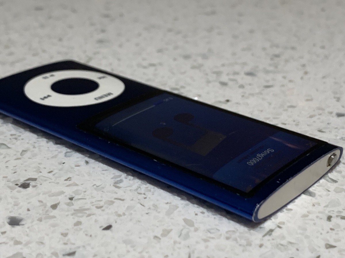 Apple iPod Nano 5th Gen with Camera 8GB Blue Model A1320+ Charger