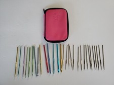 Lot 30 aluminum Boye crochet hooks and BOYE Case