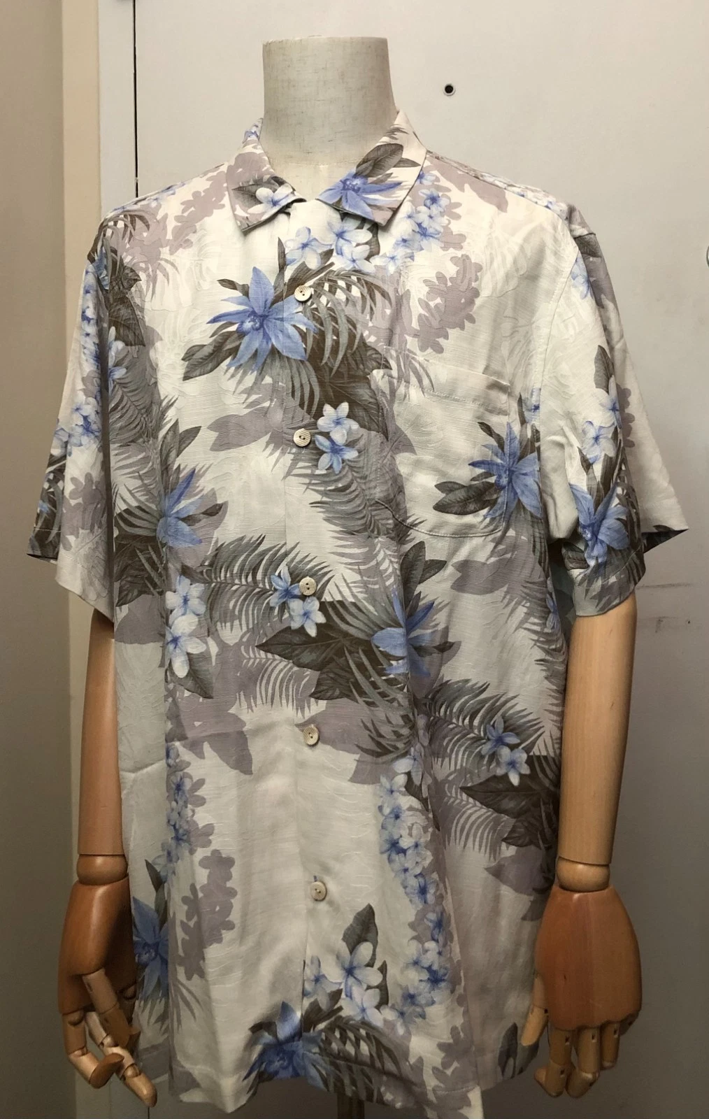 Tommy Bahama Men’s Hawaiian Floral Shirt Beige Blue Relaxed Resort Button-UpXL