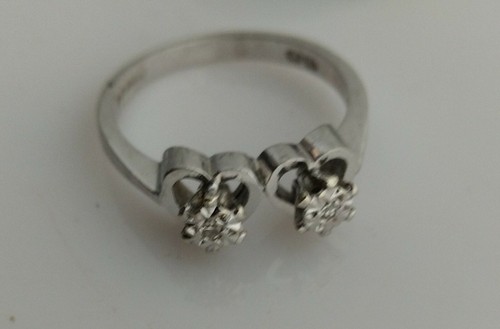9 carat white gold 375, double heart ring set with two small white diamonds size - Picture 4 of 4