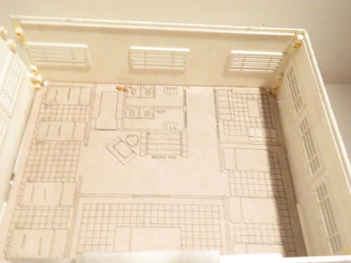 0/027 BUILDING - VINTAGE PLASTICVILLE HOSPITAL KIT W/FURNITURE & INSERT- S31DD - Picture 4 of 11