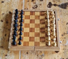 Vintage Schachbrett - klappbar & Holzfiguren ...