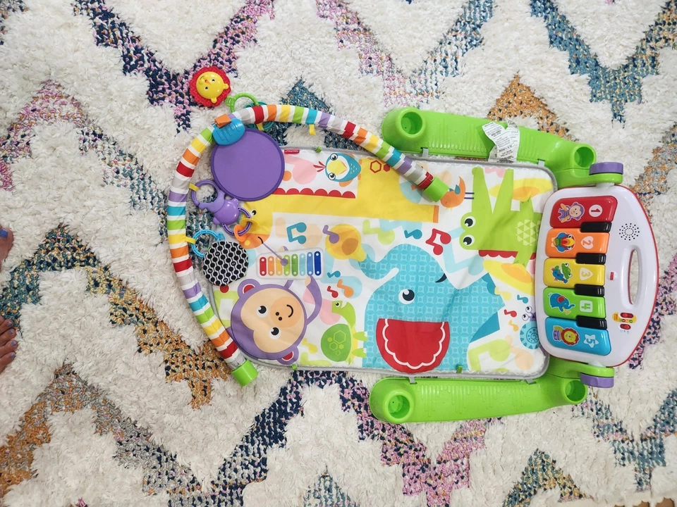 Fisher-Price Deluxe Patear y Tocar Piano Gimnasio Aprendizaje Play Mat Género Neutro Foto 3 de 3