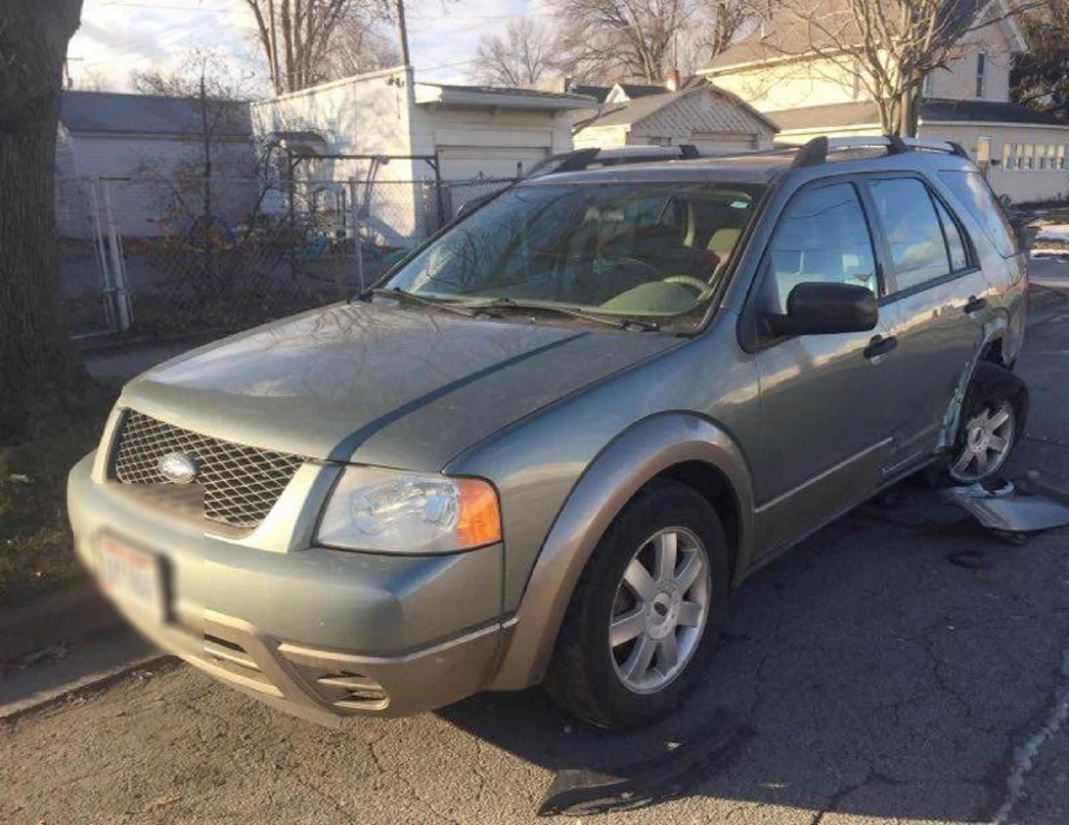 Colector de escape trasero derecho usado se adapta a: Ford Freestyle 2006 3,0 L R. plataforma trasera trasera Foto 2 de 4