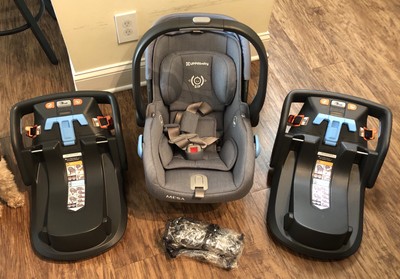 car seat with 2 bases