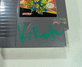 Kevin Eastman firmato Teenage Mutant Ninja Turtles NES gioco con certificato di autenticit&agrave; - cartuccia 