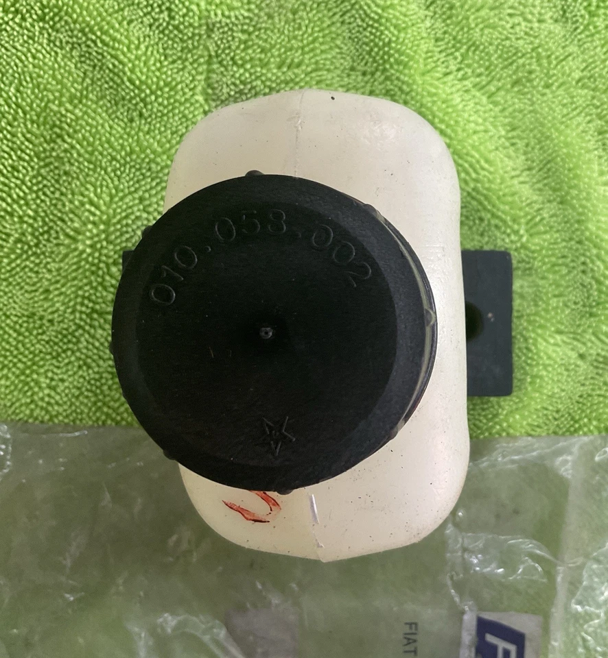 Depósito de líquido de frenos Fiat 128 OE-NOS (71 a 77) Foto 2 de 4
