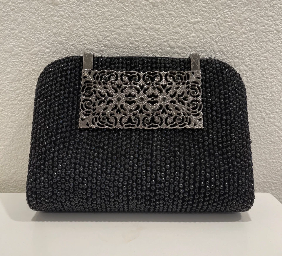 Bolso clutch Badgley Mischka negro con cuentas con cierre de filigrana plateado + bolsa antipolvo Foto 2 de 4