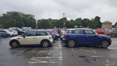 Foto 6x4 Zwei Minis in der Nähe des York Castle Museum York\/SE5951 Diese Autos j c2017