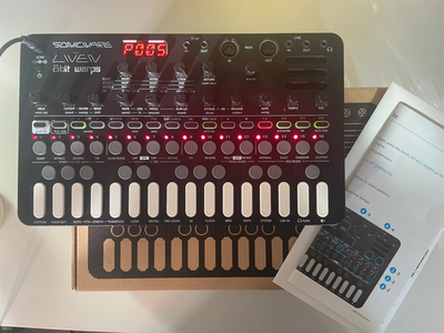 Sonicware LIVEN 8bit Warps Keyboard SYNTHESIZER - super clean, box