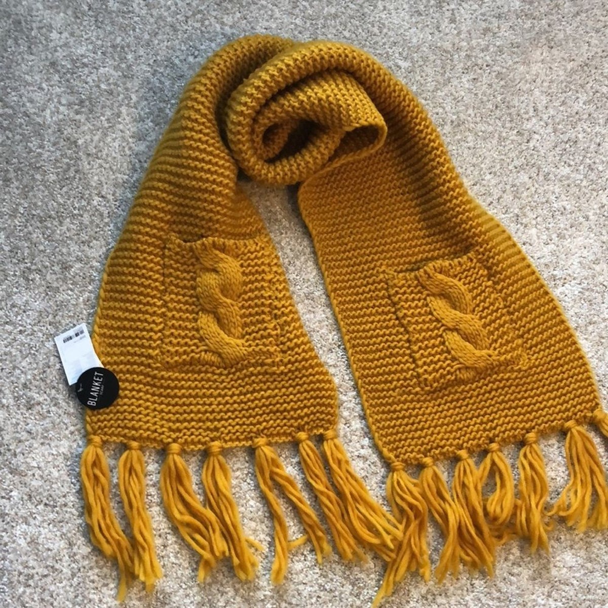 new Forever21 blanket knit scarf with pockets fringed, new with tag